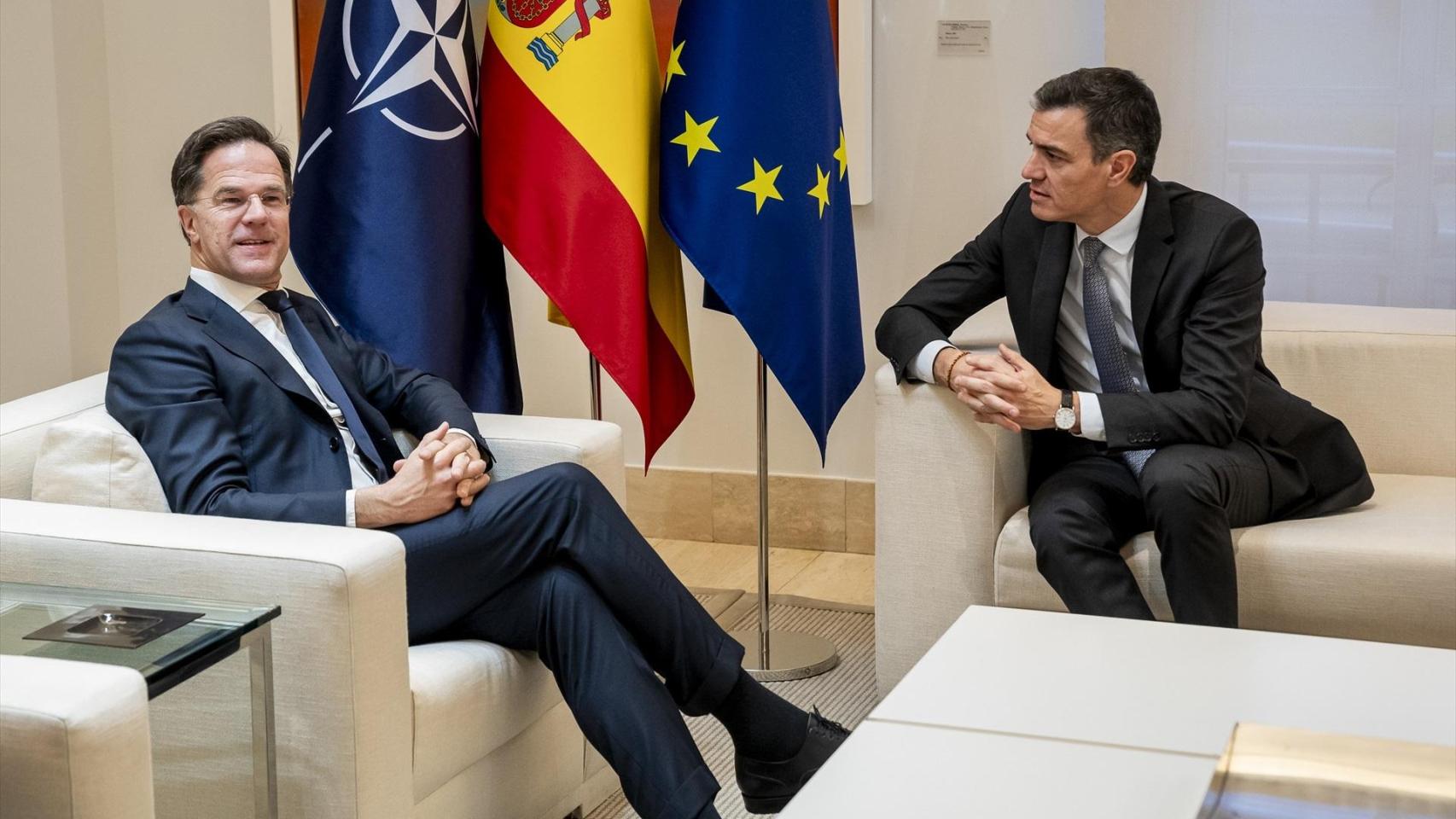 Pedro Sánchez (d), y el secretario general de la OTAN, Mark Rutte (i), en una reunión en la Moncloa el pasado enero.