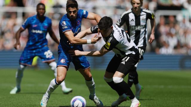 Pedro Neto y Tino Livramento pugnan por el balón.