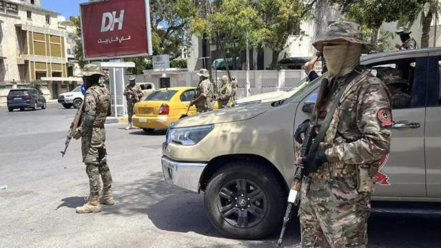 Cuerpos de seguridad de Libia fueron movilizados en la capital después de la primera noche de enfrentamientos.