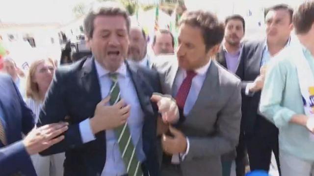 André Ventura segundos antes de desplomarse en un acto en Portugal.