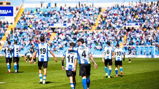 Los jugadores en un partido en el Rico Pérez de Alicante.