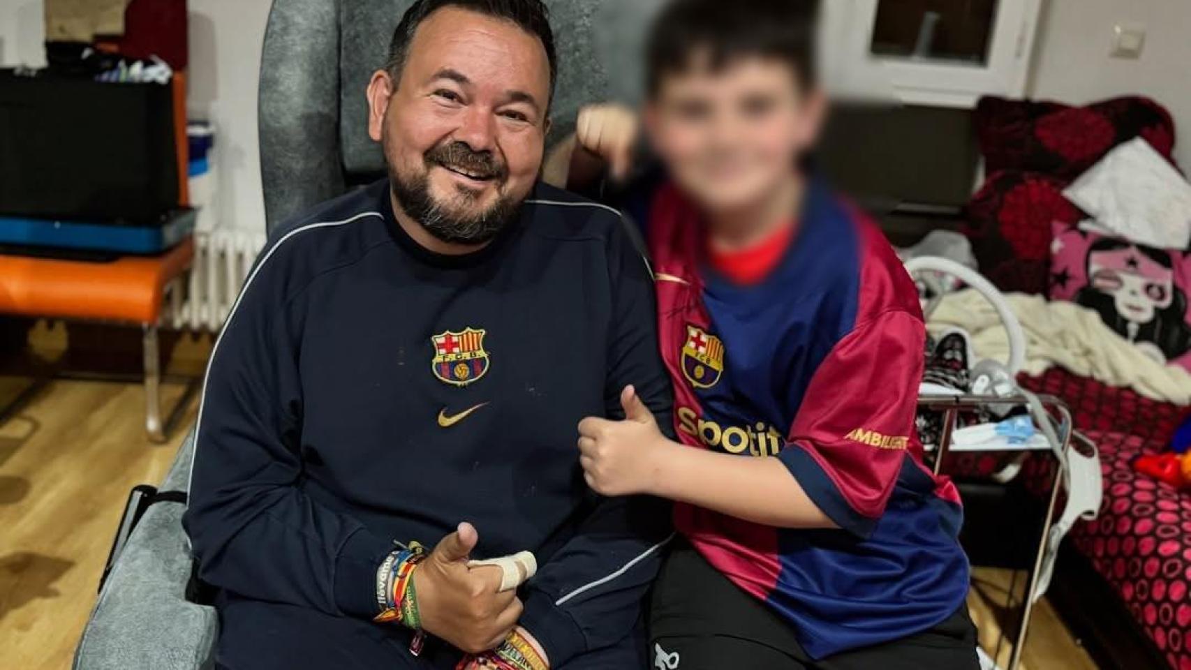 Juan Ramón Amores y su hijo con la equipación del FC Barcelona en una imagen de Instagram.