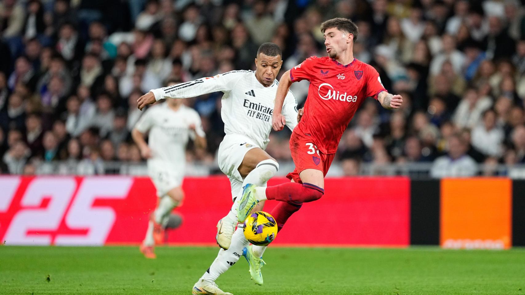 Mbappé, durante una acción con Carmona.