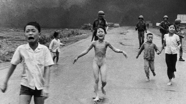 'The terror of war', ganadora del World Press Photo en 1973, que muestra a la niña Phan Thi Kim Phuc  huyendo de su aldea tras haber sido bombardeada con napalm. Foto: Associated Press