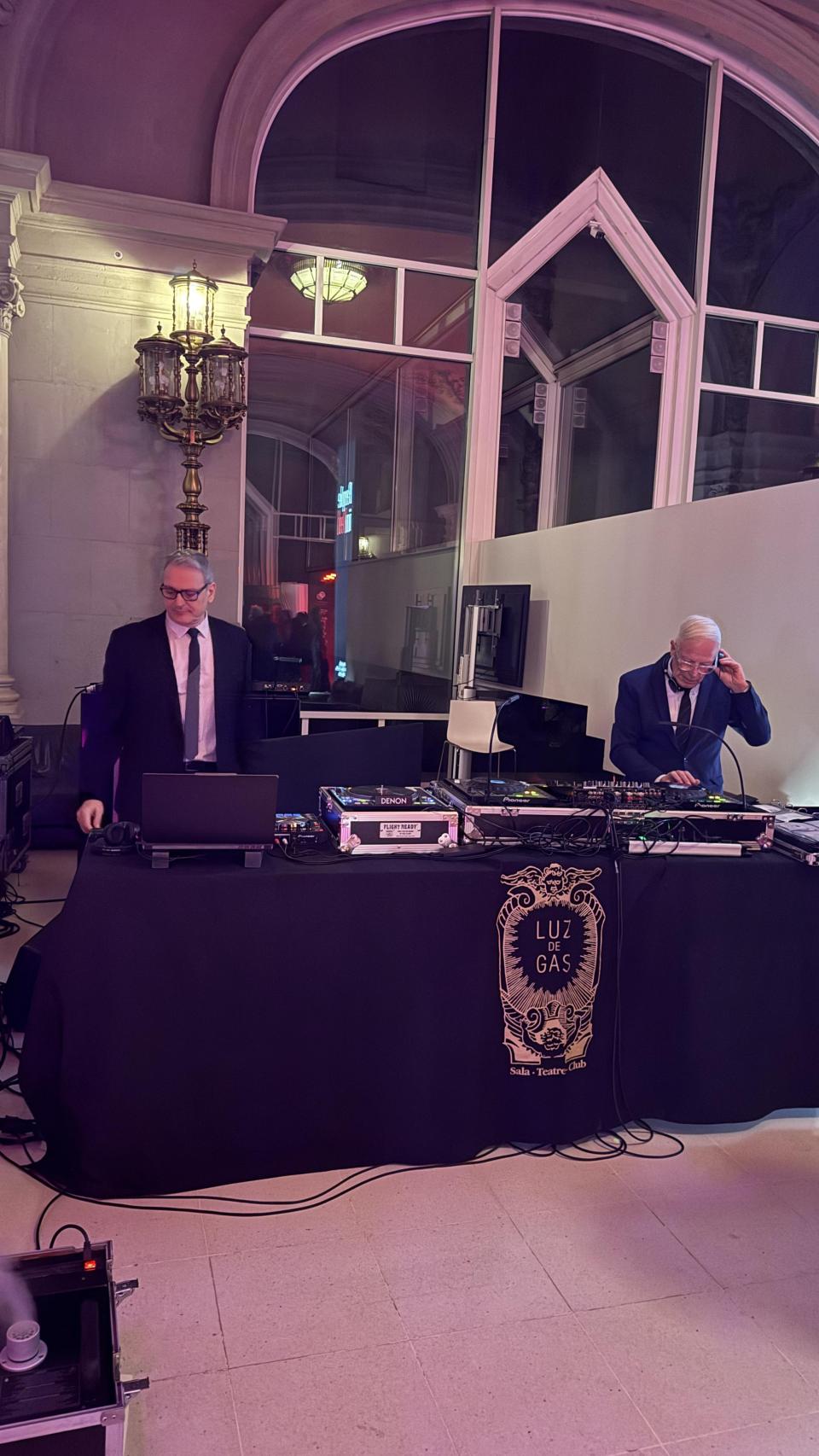 Fede, atento a su labor de Dj, el pasado lunes, día 12.