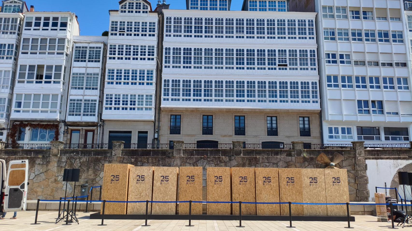 Técnicos preparan el escenario del Dépor para el acto de esta tarde en el Parrote de A Coruña