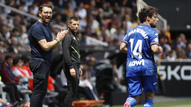 El entrenador del Getafe, José Bordalás, anima a sus jugadores.