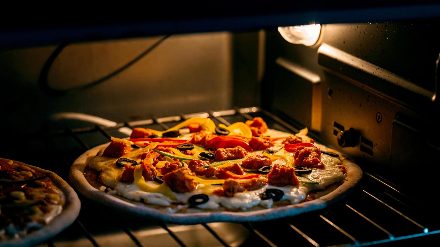 Unas pizzas en el horno.