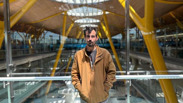 Salva, uno de los más de 400 indigentes que pernoctan en el aeropuerto de Barajas.