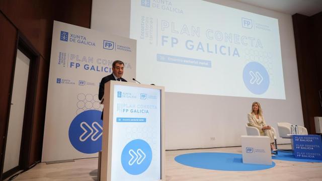 El conselleiro de Educación, Ciencia, Universidades e FP, Román Rodríguez, en un encuentro con empresas del Metal, en el marco del Plan Conecta FP, en el CIFP Valentín Paz Andrade de Vigo
