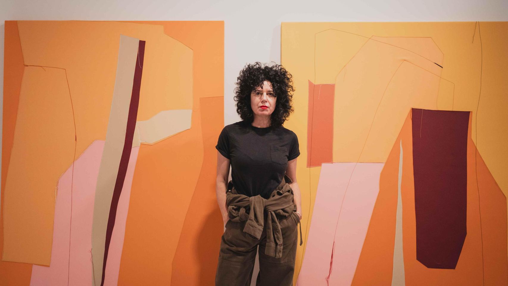 Sonia Navarro delante de un par de piezas de la exposición. Foto: Cristina Villarino