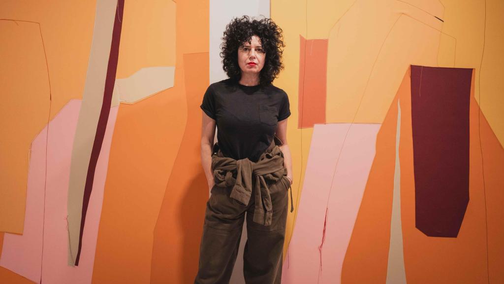 Sonia Navarro delante de un par de piezas de la exposición. Foto: Cristina Villarino