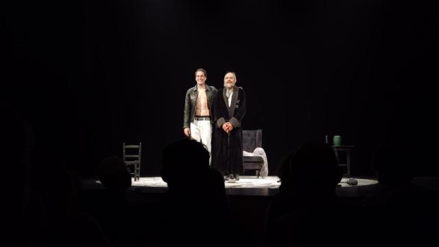 El saludo final de Àngel Fígols y Enric Juezas con 'David', la última obra representada en la Muestra de Teatro.