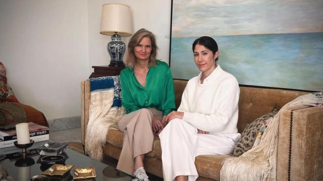 Ainhoa Larregui (i) y Palmira del Campo (d) gestionan mercadillos circulares en casas de lujo.