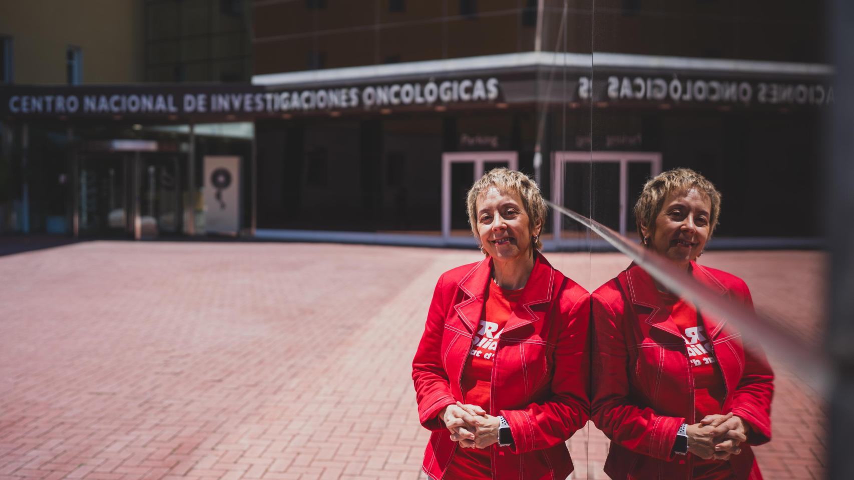 Marisol Soengas, apoyada en la fachada del CNIO, tras su entrevista con EL ESPAÑOL. David Morales