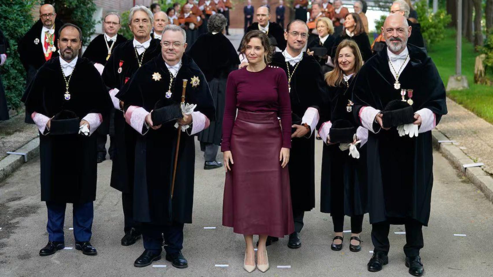 La presidenta Ayuso, con los seis rectores de las universidades públicas madrileñas, en la apertura del curso pasado.