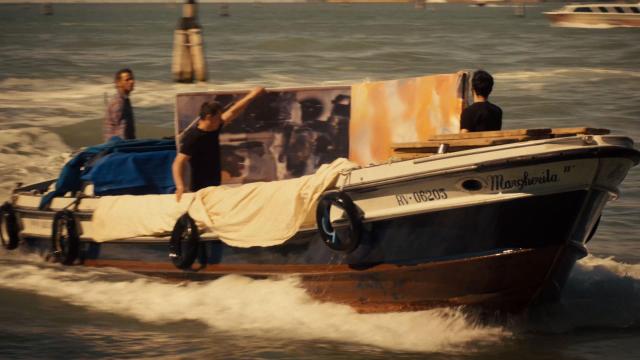 Recreación del traslado las obras de Robert Rauschenberg en Venecia, en un momento del documental 'Taking Venice'. Cortesía de Zeitgeist Films