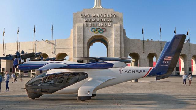 l taxi volador Midnight de Archer frente al Los Ángeles Memorial Coliseum.