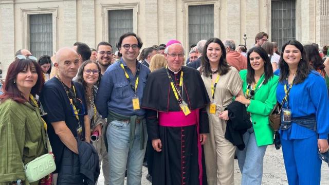 Un grupo de sevillanos se fotografía en Roma con el Arzobispo de Sevilla, José Ángel Sáiz Meneses.