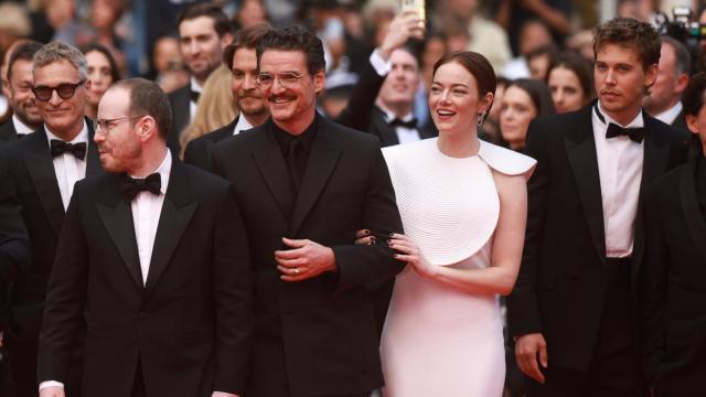 Austin Butler, Emma Stone, Pedro Pascal, Ari Aster en la premiere de 'Eddington'. Foto: EFE/EPA/CLEMENS BILAN