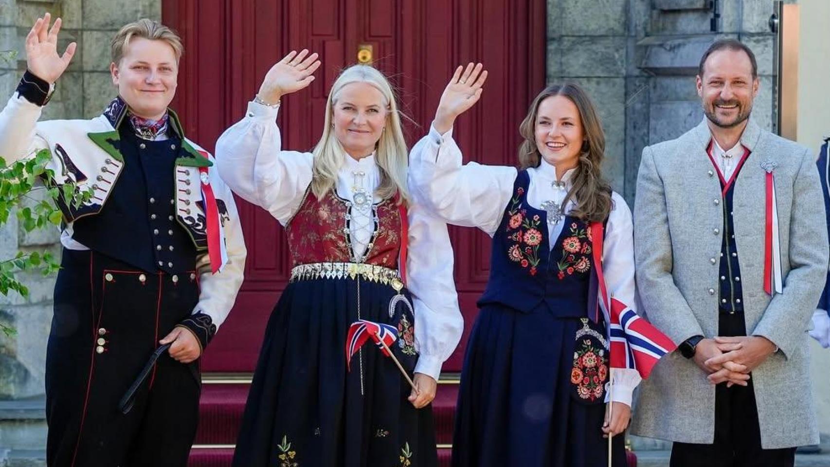 Haakon y Mette-Marit celebran el Día Nacional de Noruega con sus dos hijos.