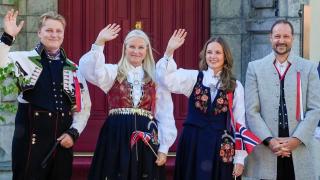 Haakon y Mette-Marit celebran el Día Nacional de Noruega con sus dos hijos.