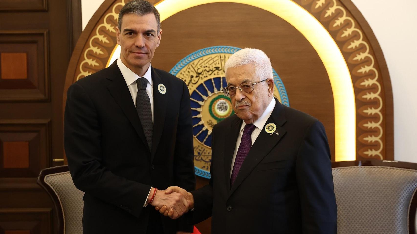 Pedro Sánchez con el presidente del Estado de Palestina, Mahmud Abás, este sábado durante la XXXIV cumbre de la Liga de Estados Árabes celebrada en Bagdad (Irak).