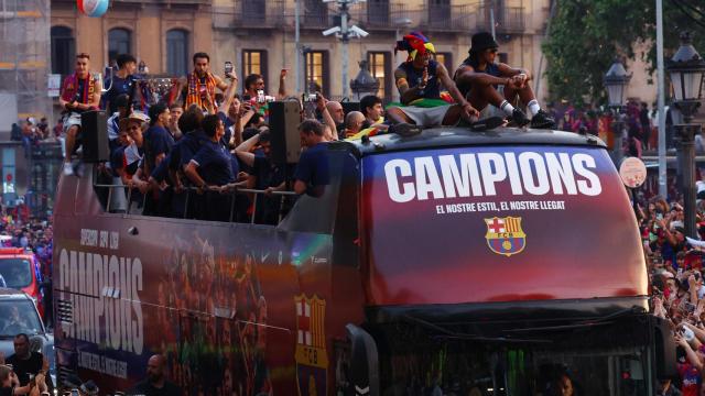 El autobús del Barça recorre las calles de Barcelona para festejar La Liga.