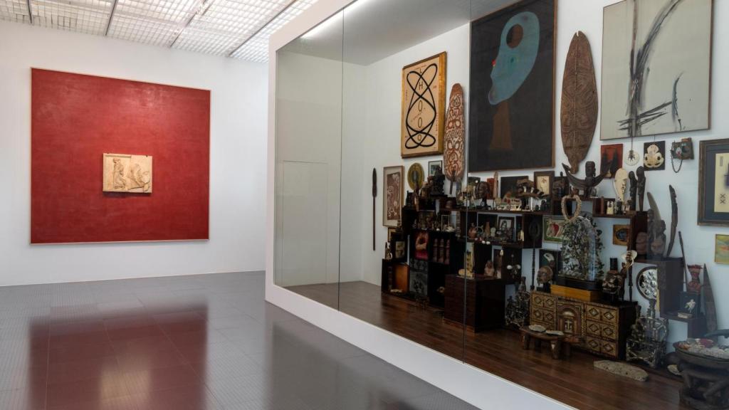 'Gradiva', s. IV a.C., y pared del estudio de André Breton. Adagp, Paris, 2025. Foto: © Centre Pompidou-Metz / Marc Domage