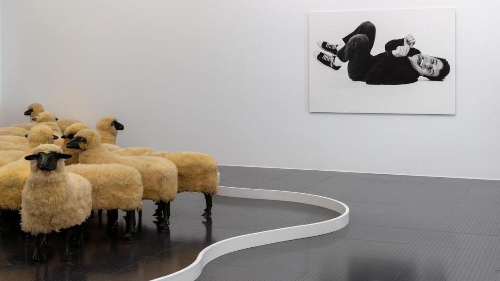 François-Xavier Lalanne: 'Troupeau de moutons', 1965/1979. © Adagp, Paris, 2025. Maurizio Cattelan: 'Sin título', 1995. Cortesía Archivo Maurizio Cattelan. Foto: © Centre Pompidou-Metz / Marc Domage