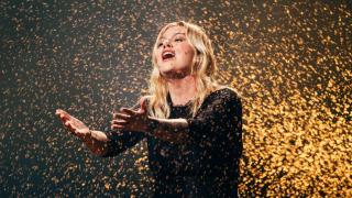 Louane durante su actuación en la segunda semifinal del 69 Festival de Eurovisión en el St. Jakobshalle.