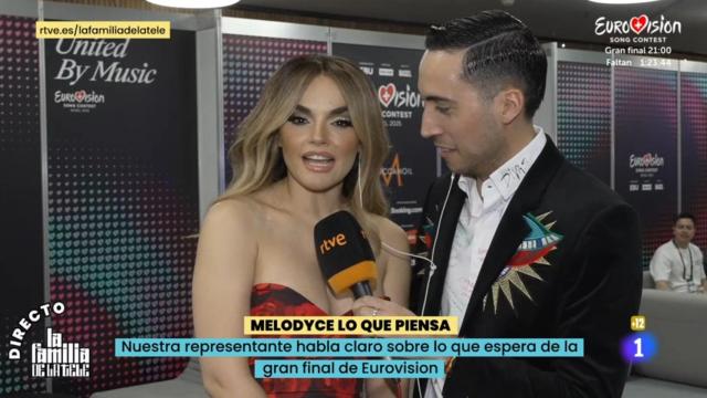 Melody siendo entrevistada por 'La familia de la tele'.