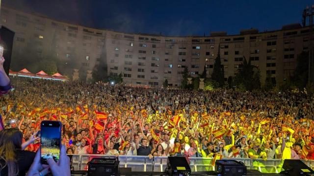 Los Eurofans siguiendo Eurovisión desde Benidorm.
