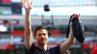 Xabi Alonso se despide de la afición del Leverkusen tras el partido frente al Dortmund.