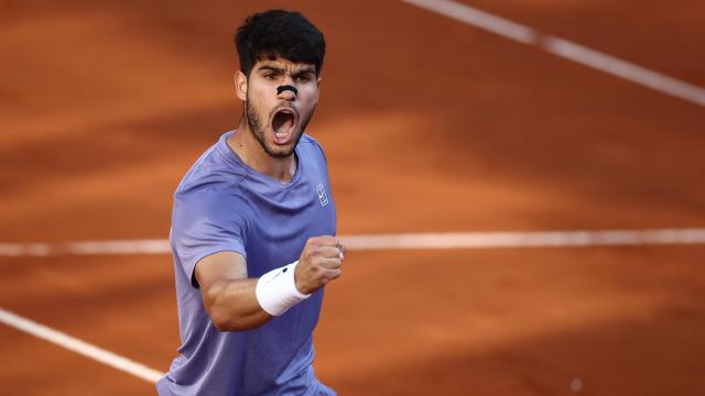 Alcaraz celebra un punto ante Sinner.