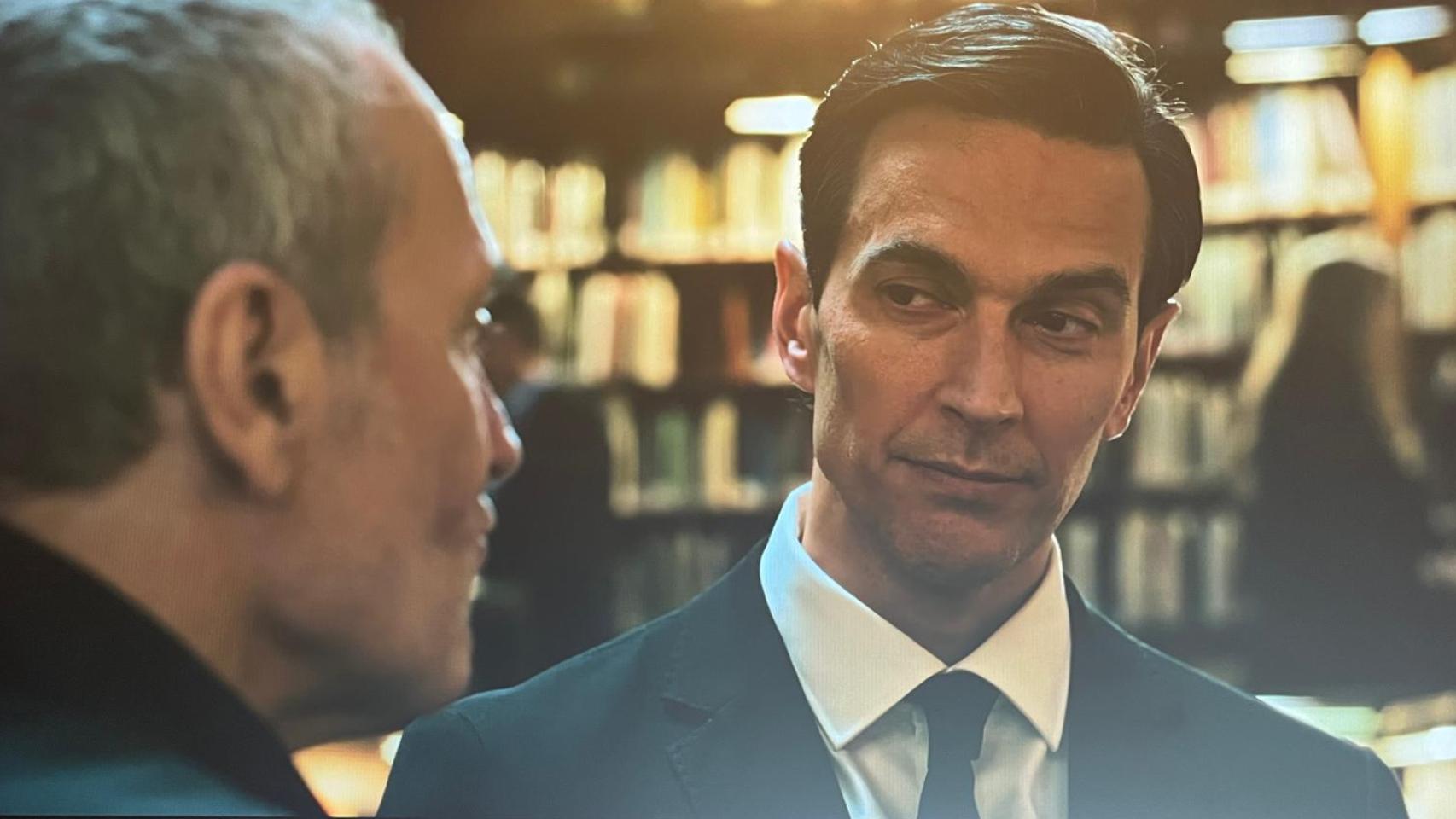 José Coronado interpreta al magnate de los medios de comunicación en la serie 'Legado', ante el presidente del Gobierno (encarnado por el actor Cristóbal Suárez).