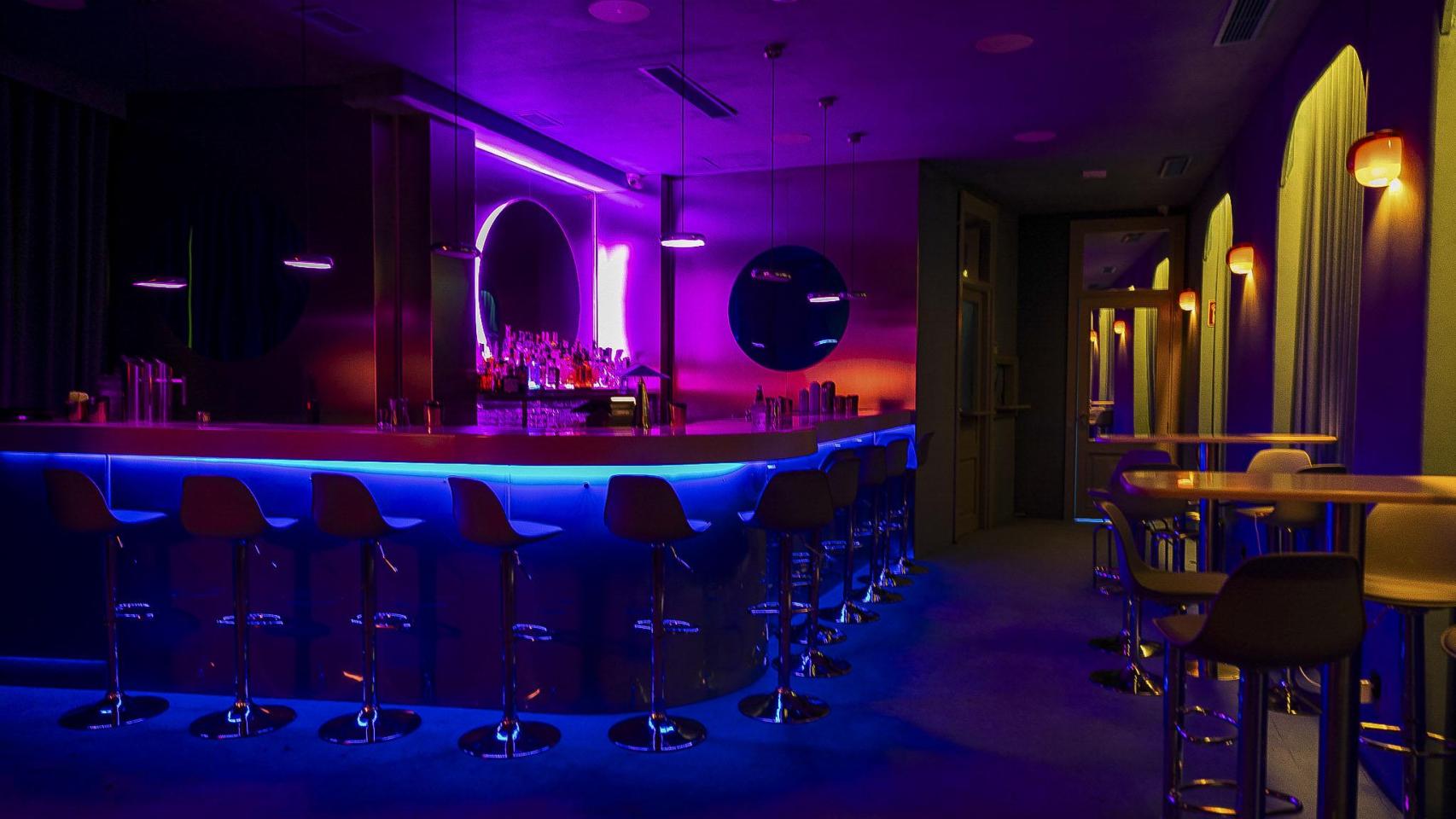 La barra principal del bar.