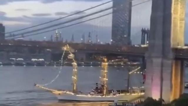Un buque de la Armada de México choca contra el puente de Brooklyn