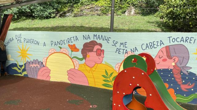 A Coruña continúa homenajeando a las cantareiras con un mural en la escuela Luis Seoane