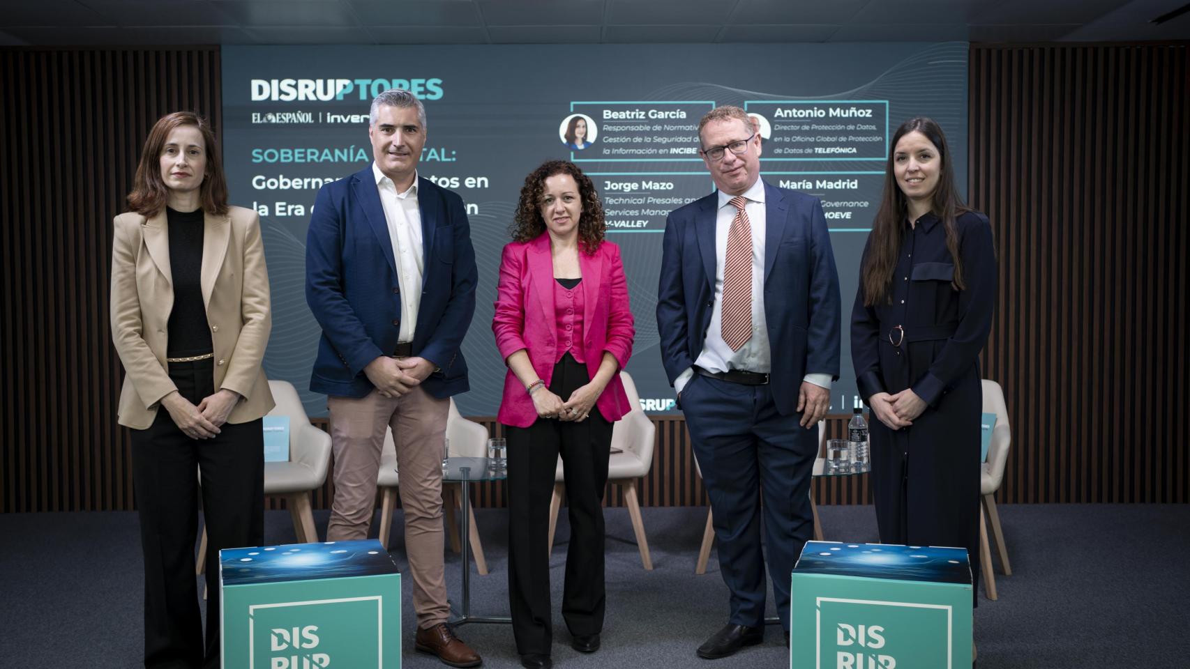 De izquierda a derecha: la responsable de Normativa y Gestión de la Seguridad de la Información de INCIBE, Beatriz García; el Technical Presales and Services Manager en V-Valley, Jorge Mazo; la redactora jefa de DISRUPTORES, Noelia Hernández; el director de Protección de Datos, en la Oficina Global de Protección de Datos de Telefónica, Antonio Muñoz; y la Data & AI Governance Expert en MOEVE, María Madrid.