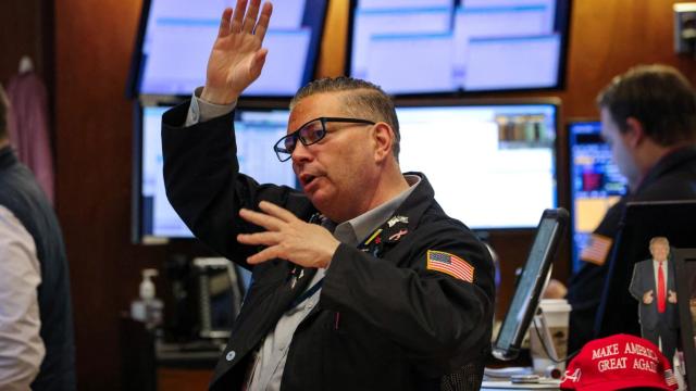 Un operador trabaja en el parqué de la Bolsa de Nueva York.