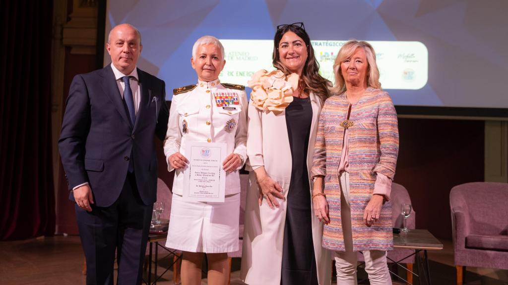 Begoña Aramendía, fotografiada al subir al escenario del Ateneo madrileño.