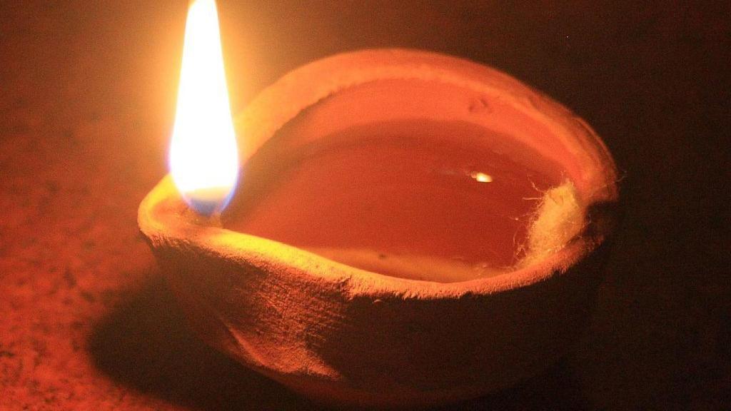 Lámpara de aceite contemporánea sencilla en arcilla como las que se ven, por ejemplo, durante el Divali en India. Foto: Wikimedia Commons