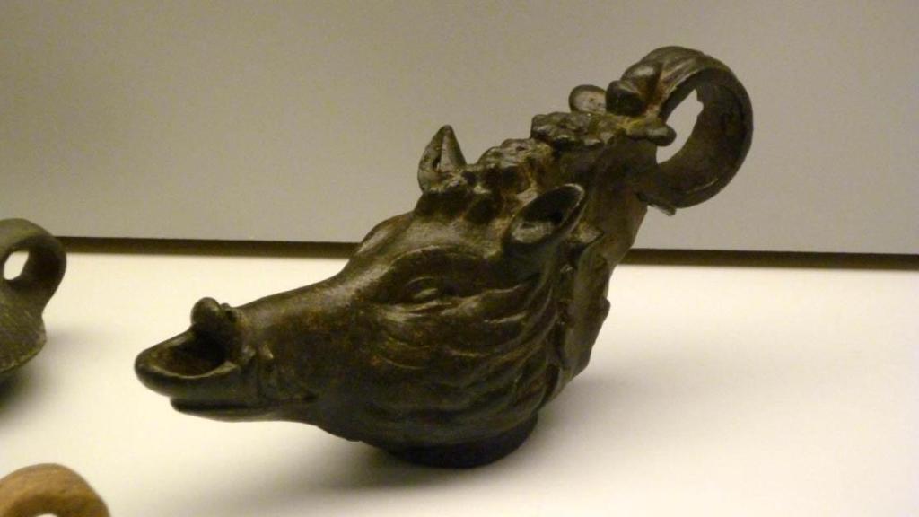 Lucerna romana encontrada en Lorca. Museo Arqueológico de Murcia.