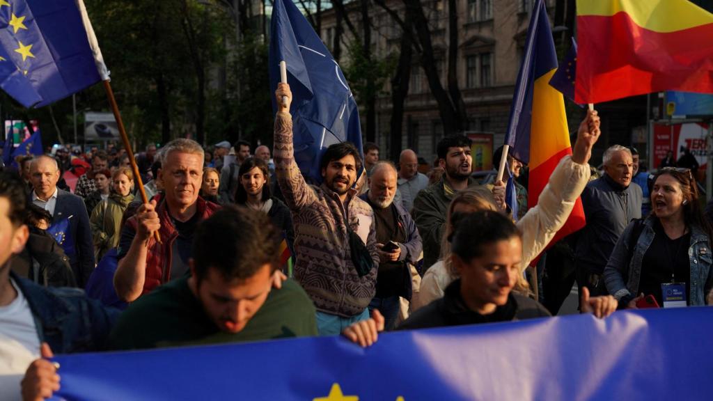 La gente se manifiesta en apoyo a la Unión Europea, antes de la segunda vuelta de las elecciones presidenciales, en Bucarest, Rumania , el 9 de mayo de 2025.