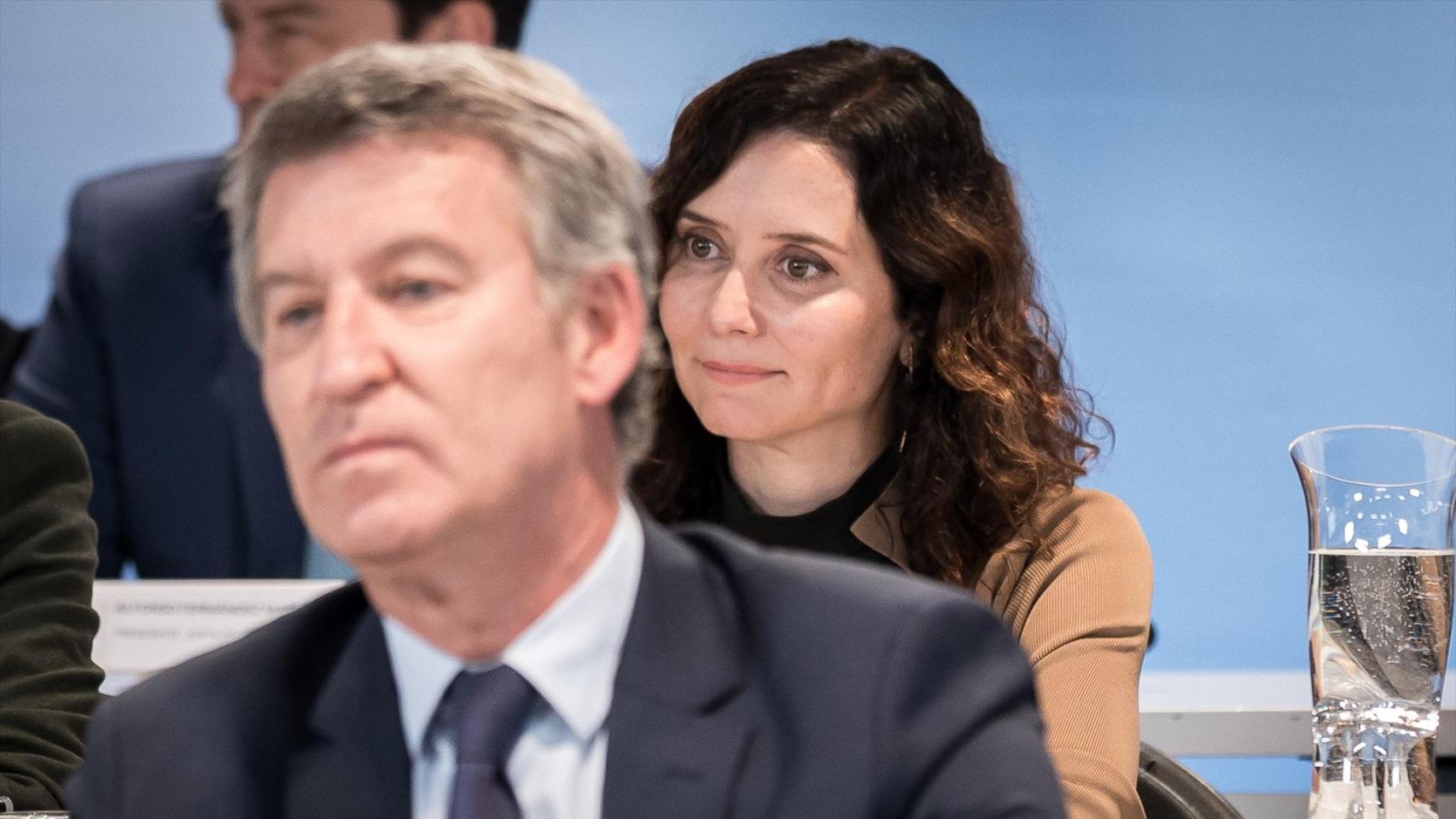 Isabel Díaz Ayuso, con Alberto Núñez Feijóo en primer plano, este lunes, durante la Junta Directiva Nacional del Partido Popular.