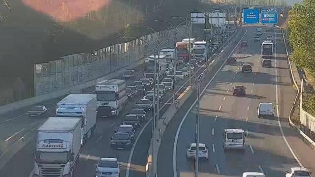 La colisión múltiple ha provocado importantes retenciones, según han registrado las cámaras de la DGT.