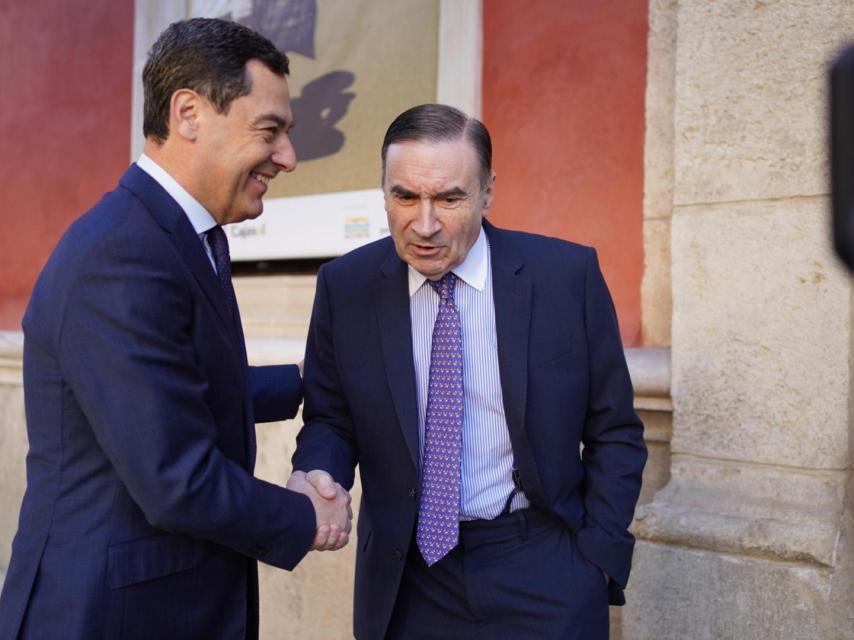 Pedro J. Ramírez, presidente ejecutivo y director de EL ESPAÑOL, saluda a Juan Manuel Moreno Bonilla, presidente de la Junta de Andalucía; a su llegada a la apertura del V Foro Económico Español en Andalucía.