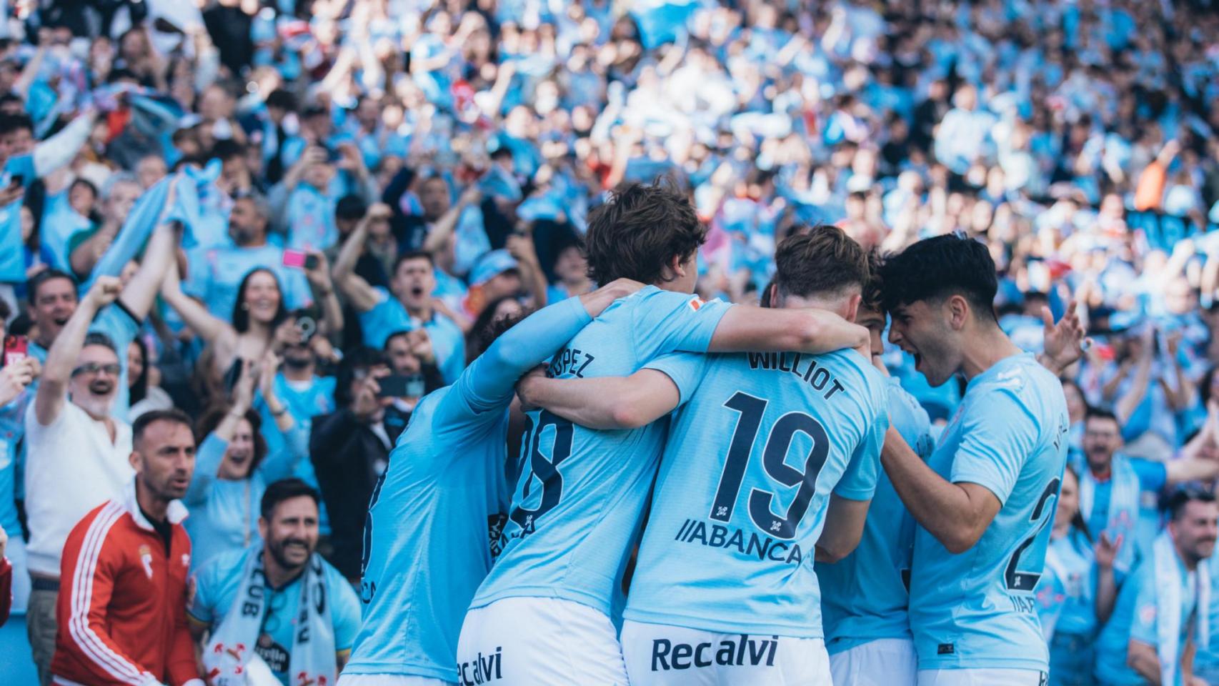 Los jugadores del Celta celebran el gol ante el Rayo Vallecano.