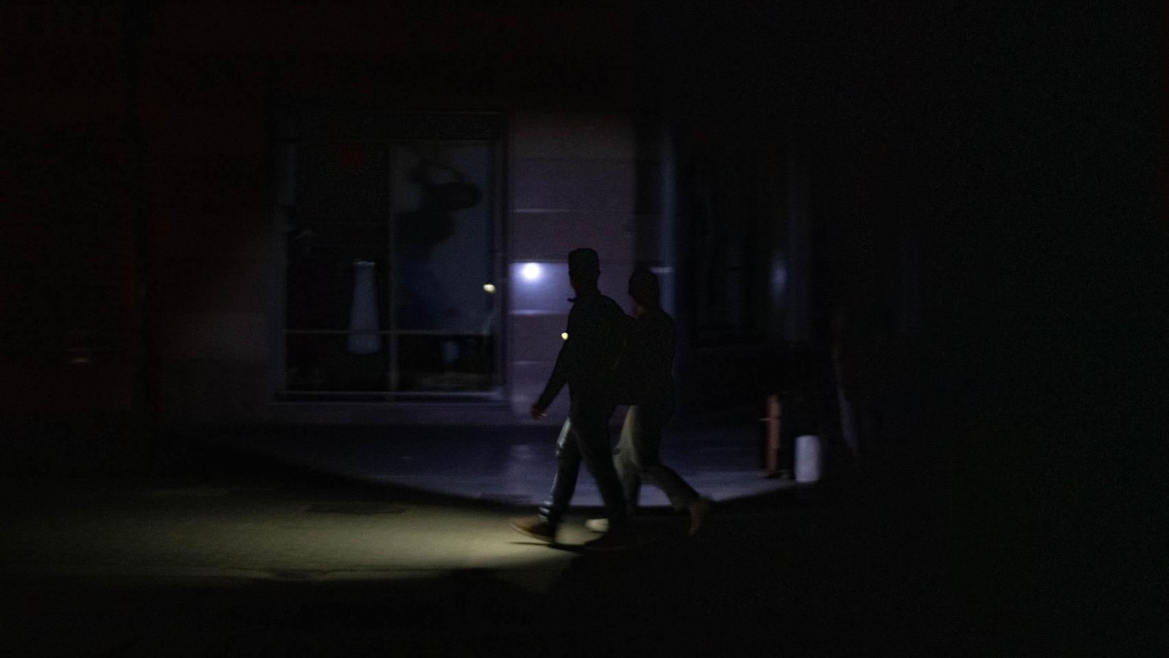 Las calles de Ciudad Real sin iluminación por la noche debido al apagón, a 28 de abril de 2025, en Ciudad Real, Castilla-La Mancha (España).